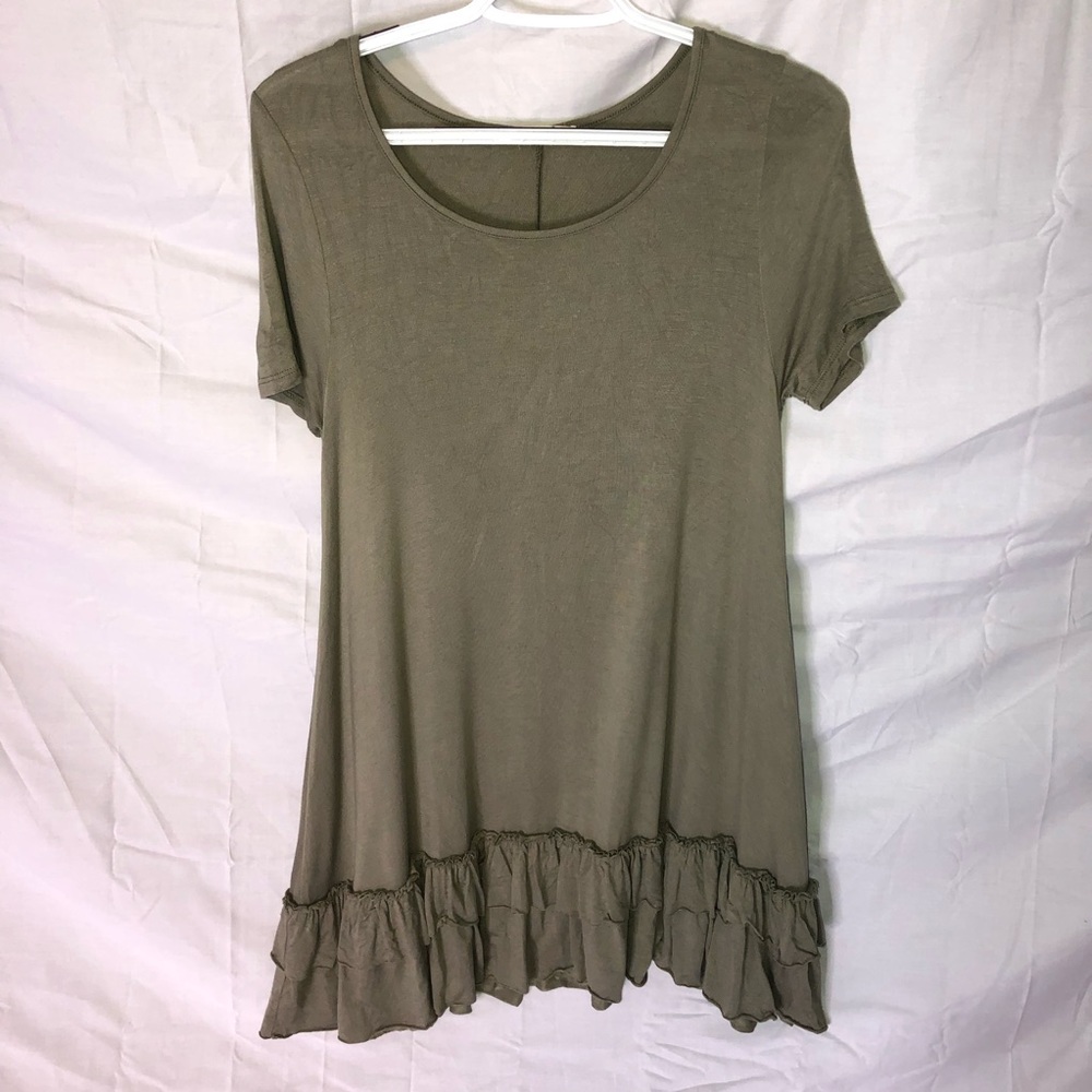 Green Shirt With Ruffled Bottom